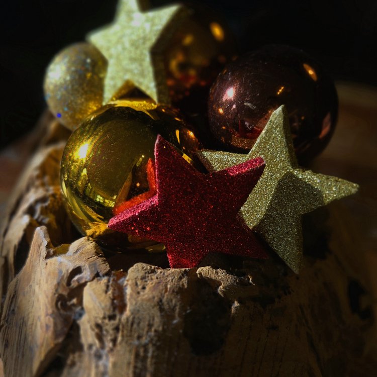 Weihnachtsdeko: Bunte Sterne und Kugeln