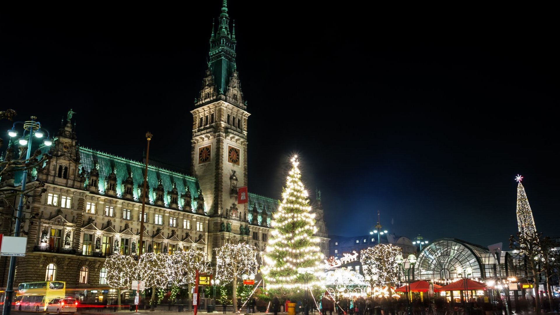 Weihnachtsmarkt am Hamburger Rathaus – festlich beleuchtet mit großem Weihnachtsbaum
