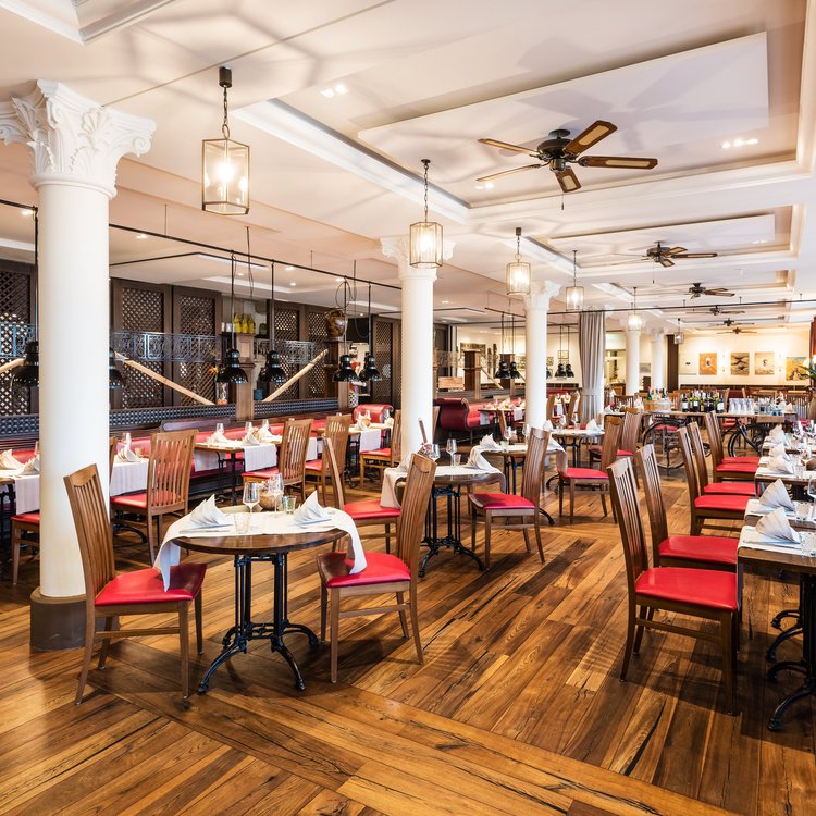 Helles Restaurant mit afrikanischem Wandmotiv im Park-Hotel Hagenbeck