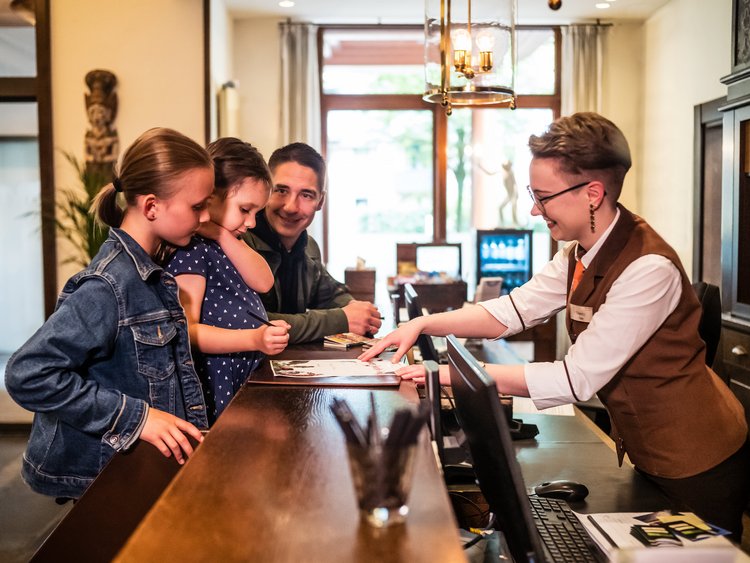 Check-in an der Rezeption im Park-Hotel Hagenbeck