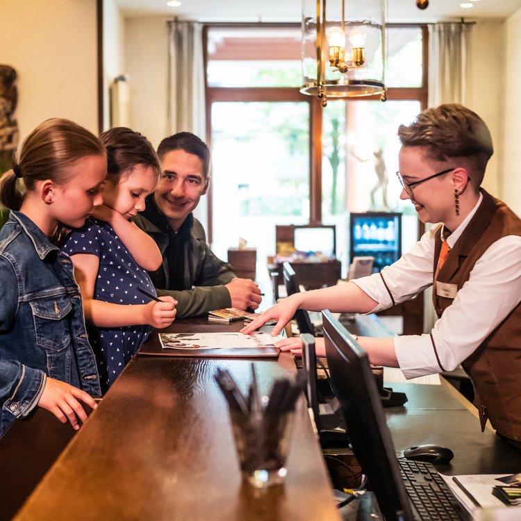 Check-in an der Rezeption im Park-Hotel Hagenbeck