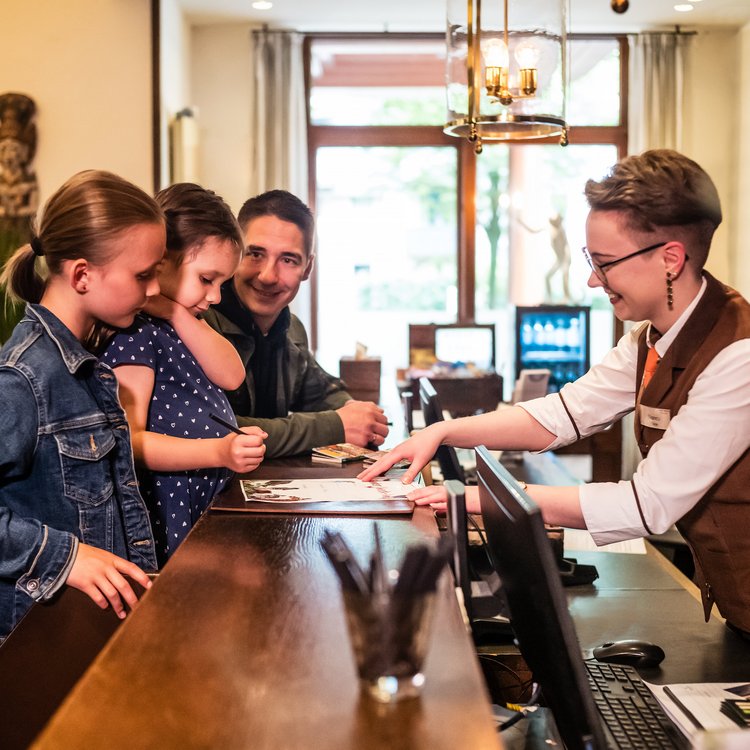 Check-in an der Rezeption im Park-Hotel Hagenbeck