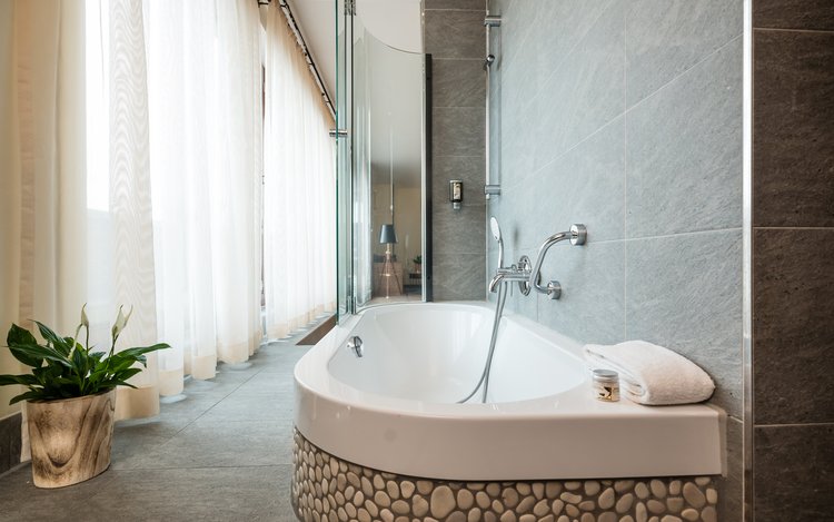 Design-Badezimmer im Park-Hotel Hagenbeck – Eleganz mit natürlichem Lichteinfall