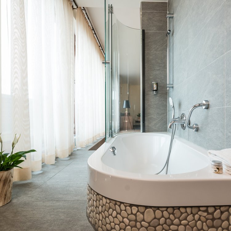 Design-Badezimmer im Park-Hotel Hagenbeck – Eleganz mit natürlichem Lichteinfall