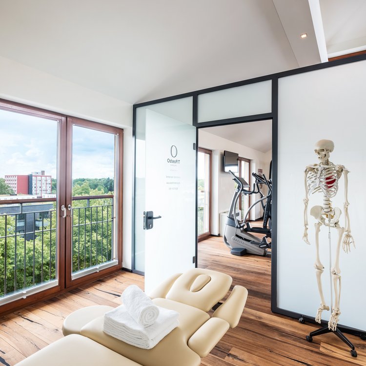 Behandlungsraum mit Blick ins Grüne im Park-Hotel Hagenbeck