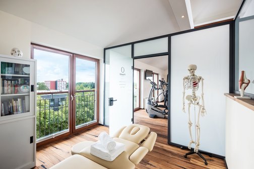 Behandlungsraum mit Blick ins Grüne im Park-Hotel Hagenbeck