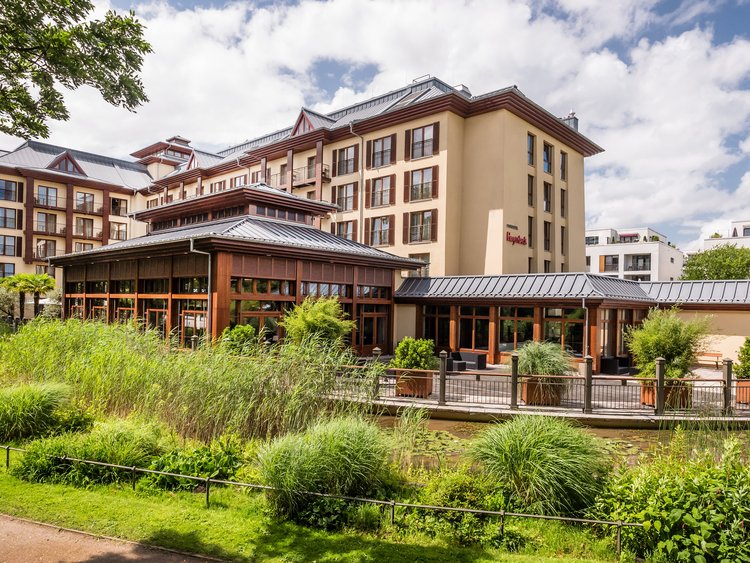Panorama des Park-Hotel Hagenbeck mit Terrasse