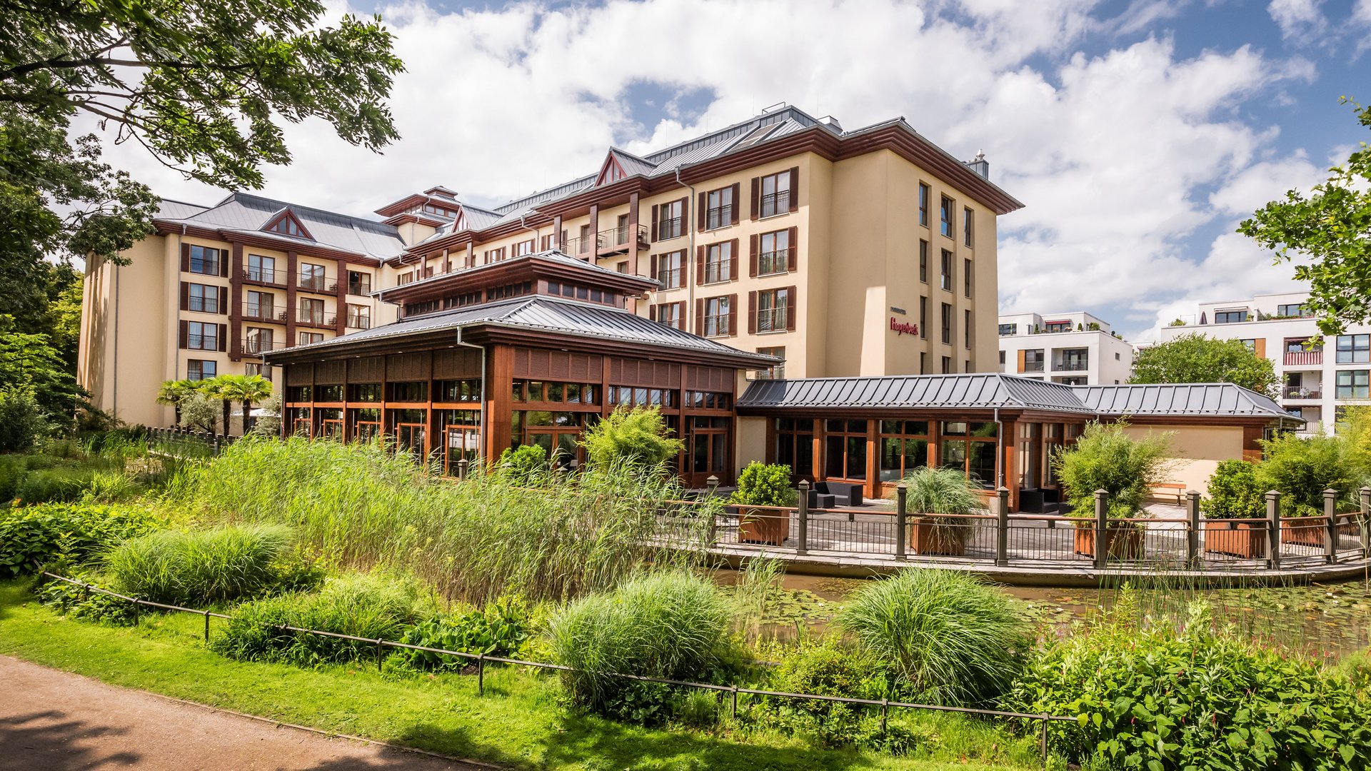 Panorama des Park-Hotel Hagenbeck mit Terrasse