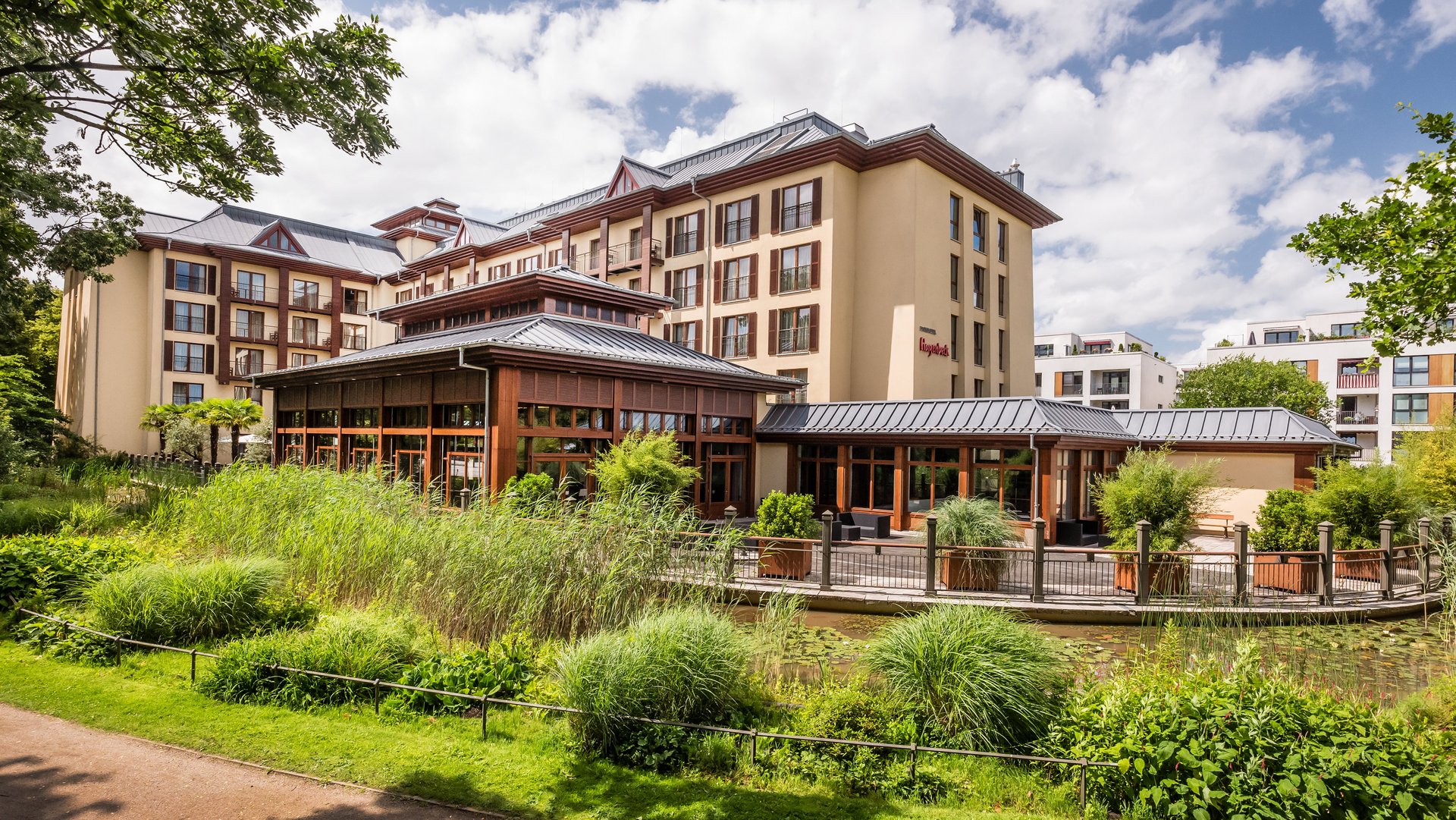 Panorama des Park-Hotel Hagenbeck mit Terrasse