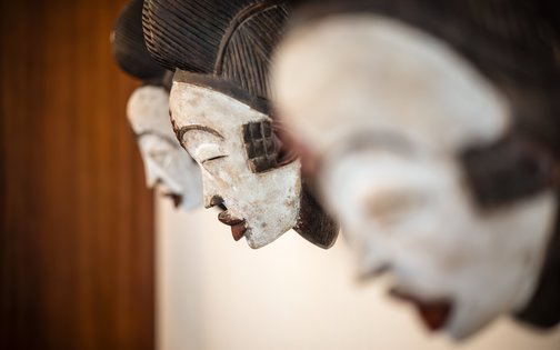 Afrikanische Maskenkunst im Park-Hotel Hagenbeck – Ausdrucksstarke Details mit kulturellem Tiefgang