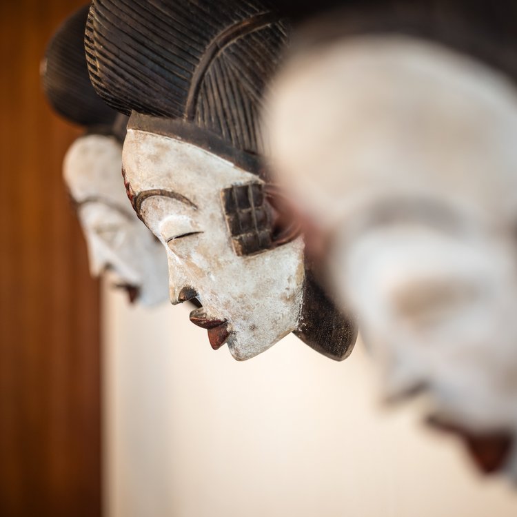 Afrikanische Maskenkunst im Park-Hotel Hagenbeck – Ausdrucksstarke Details mit kulturellem Tiefgang