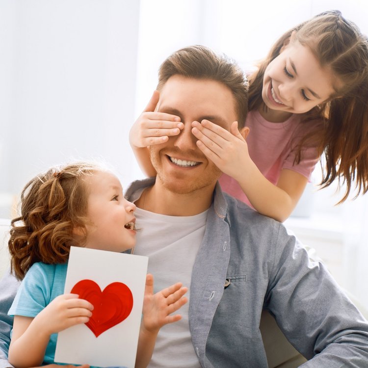 Ein Vater spielt mit seinen zwei Kindern