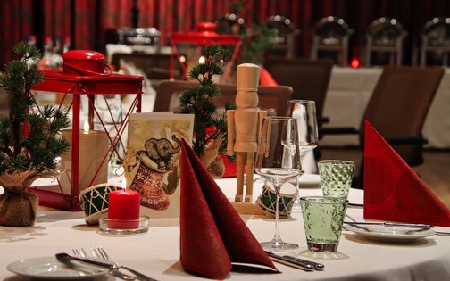 Weihnachtlich eingedeckter Tisch