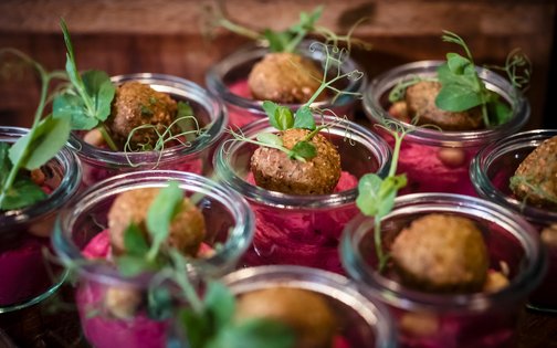 Vorspeisen im Glas mit Falafel und Rote-Bete-Creme im Park-Hotel Hagenbeck