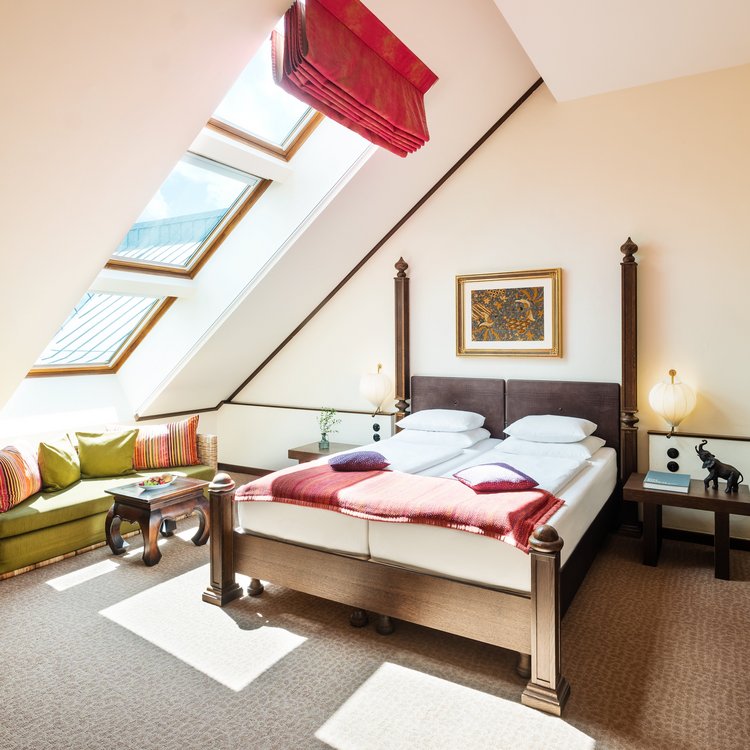 Dachgeschosszimmer im Park-Hotel Hagenbeck – Licht, Komfort und afrikanische Harmonie