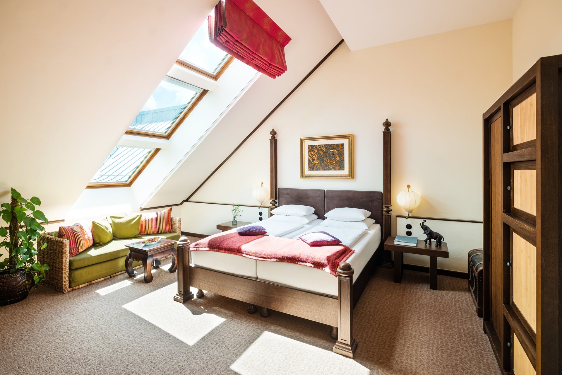 Dachgeschosszimmer im Park-Hotel Hagenbeck – Licht, Komfort und afrikanische Harmonie