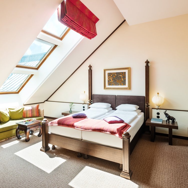 Dachgeschosszimmer im Park-Hotel Hagenbeck – Licht, Komfort und afrikanische Harmonie