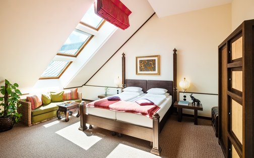 Dachgeschosszimmer im Park-Hotel Hagenbeck – Licht, Komfort und afrikanische Harmonie