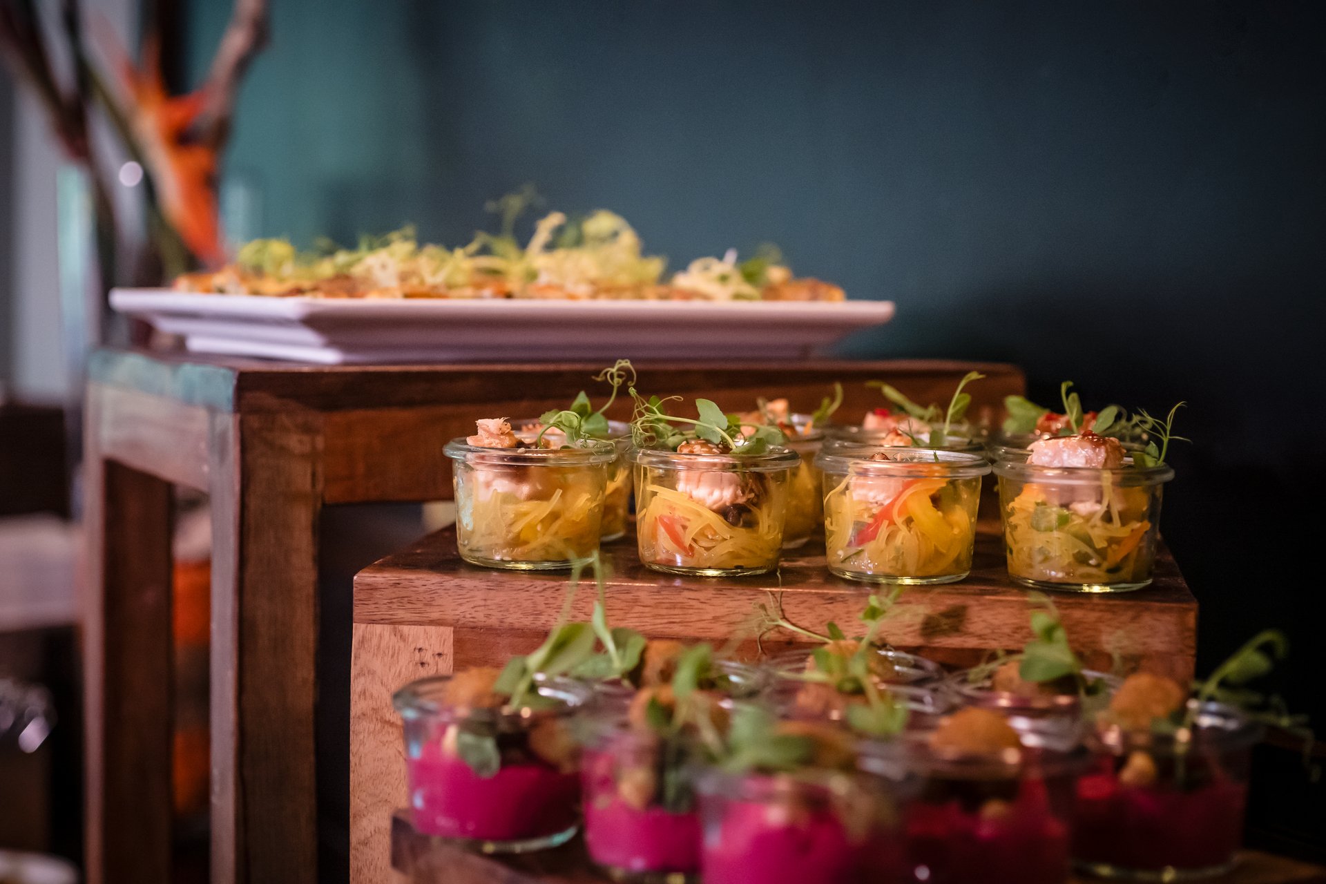 Fein angerichtete Vorspeisen im Glas auf rustikaler Holzplatte im Park-Hotel Hagenbeck