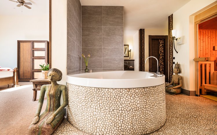 Exotisches Spa-Badezimmer im Park-Hotel Hagenbeck – Entspannung in asiatischer Atmosphäre