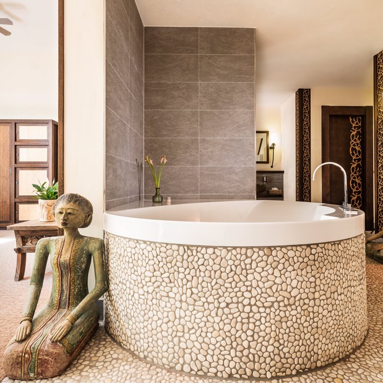 Exotisches Spa-Badezimmer im Park-Hotel Hagenbeck – Entspannung in asiatischer Atmosphäre