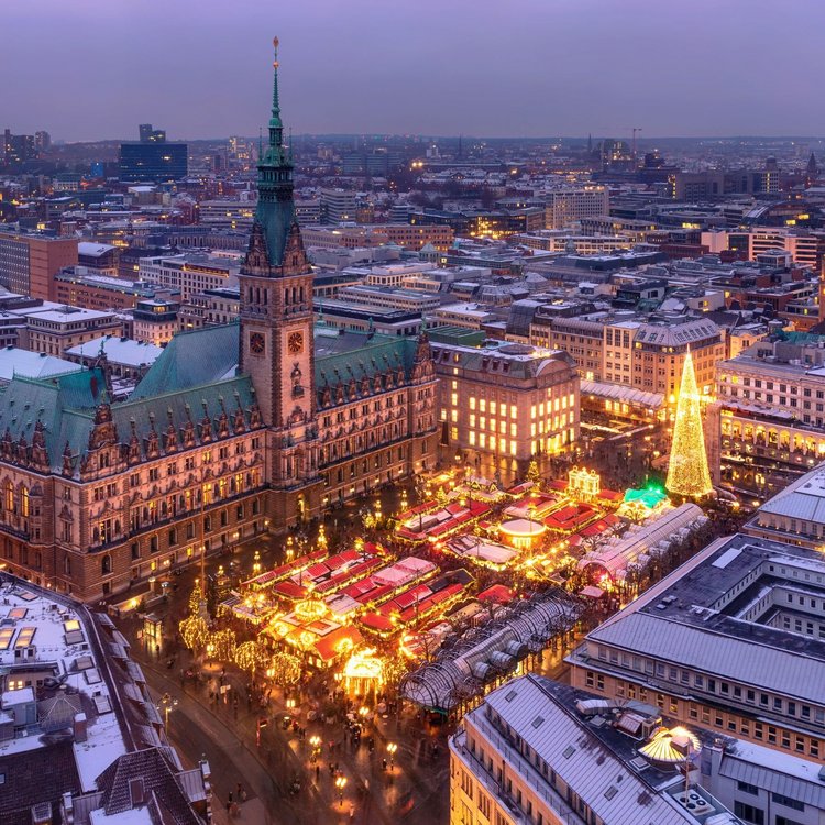 Weihnachtsmarkt am Hamburger Rathaus von oben – Winterlandschaft mit festlicher Beleuchtung