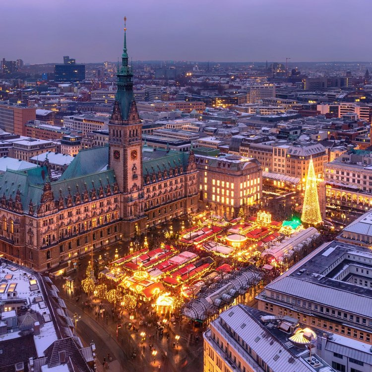 Weihnachtsmarkt am Hamburger Rathaus von oben – Winterlandschaft mit festlicher Beleuchtung