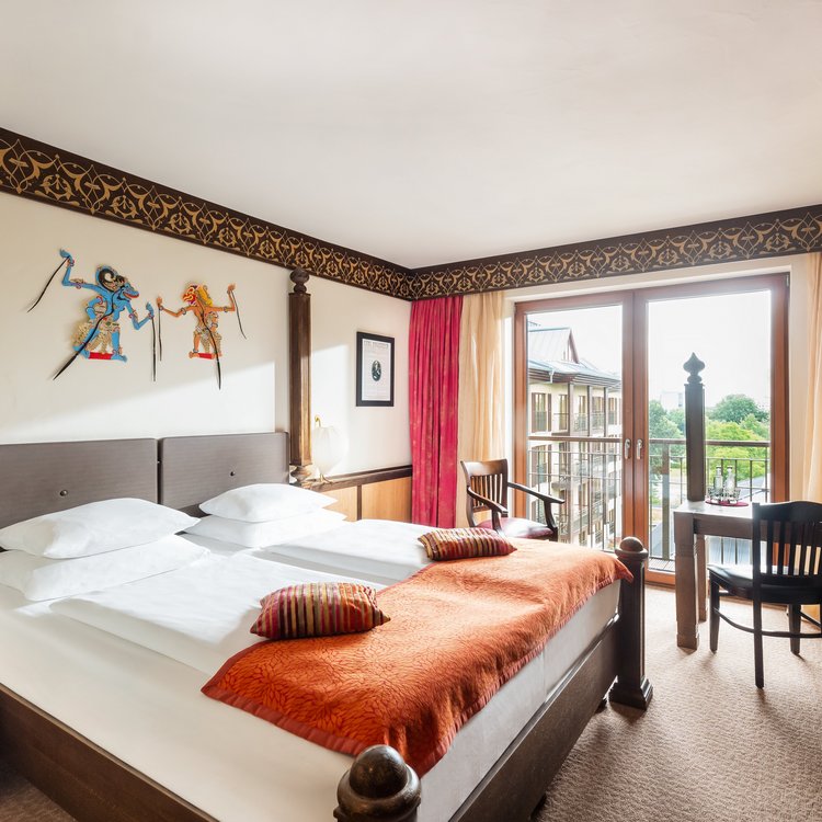 Asiatisch inspiriertes Doppelzimmer mit Balkon im Park-Hotel Hagenbeck