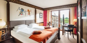 Asiatisch inspiriertes Doppelzimmer mit Balkon im Park-Hotel Hagenbeck
