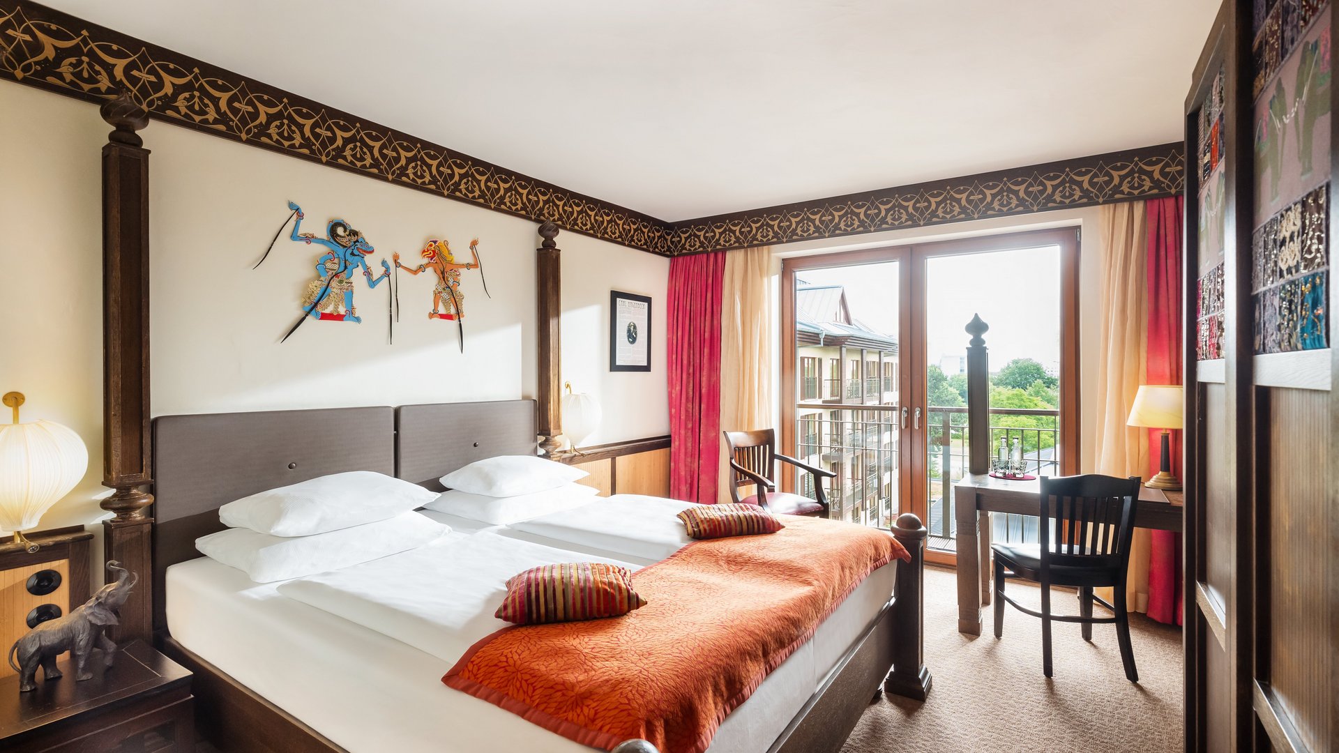 Asiatisch inspiriertes Doppelzimmer mit Balkon im Park-Hotel Hagenbeck