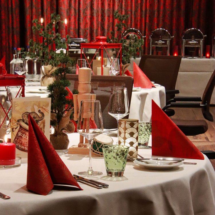 Weihnachtlich eingedeckter Tisch