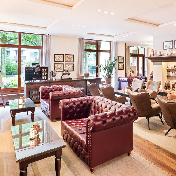 Heller Lounge-Bereich mit Chesterfield-Sofas im Park-Hotel Hagenbeck