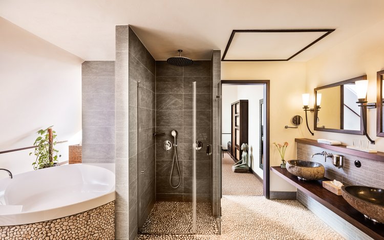 Luxusbadezimmer im Park-Hotel Hagenbeck – Raumgefühl, Eleganz und afrikanischer Stil