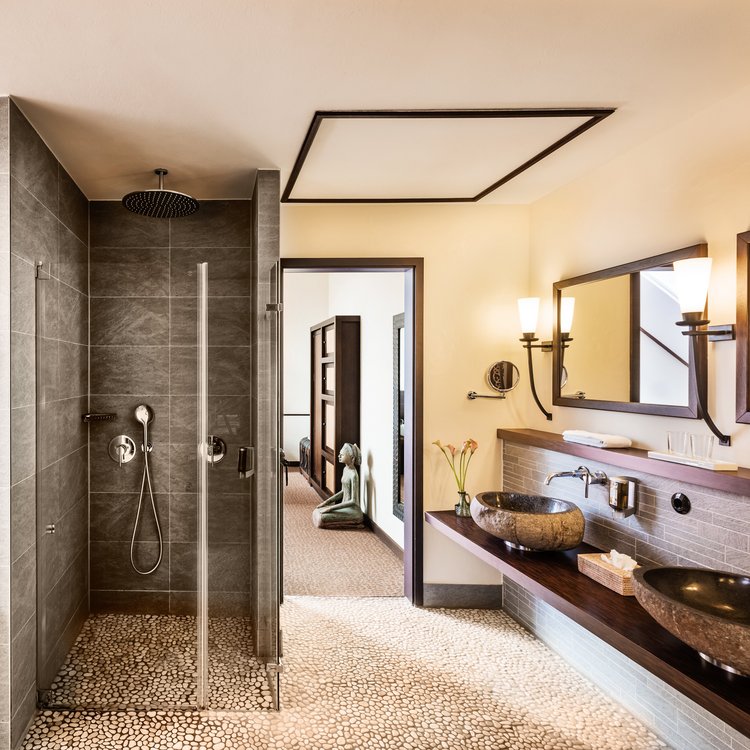 Luxusbadezimmer im Park-Hotel Hagenbeck – Raumgefühl, Eleganz und afrikanischer Stil