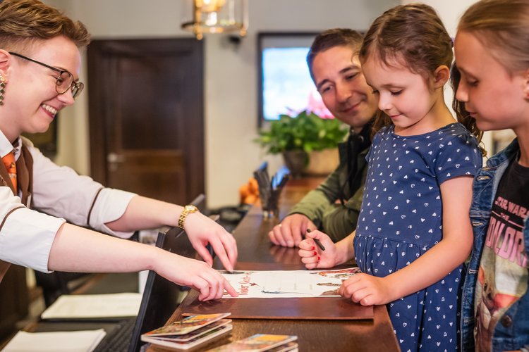 Warm welcome at Park-Hotel Hagenbeck – children checking in with their family