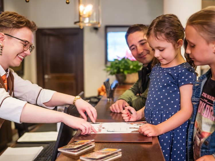 Herzlicher Empfang im Park-Hotel Hagenbeck – Kinder checken gemeinsam mit ihrer Familie ein