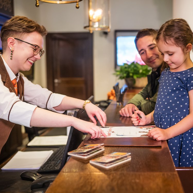 Herzlicher Empfang im Park-Hotel Hagenbeck – Kinder checken gemeinsam mit ihrer Familie ein