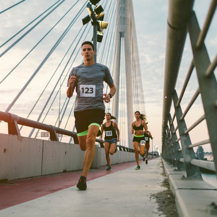 Marathonläufer auf einer Brücke