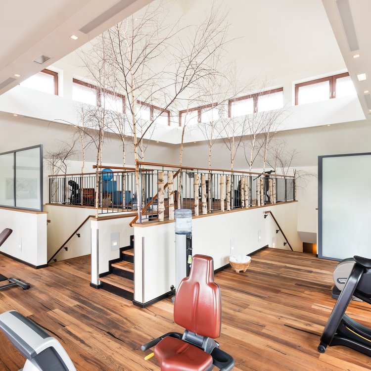 Fitnessraum im Park-Hotel Hagenbeck mit modernem Design
