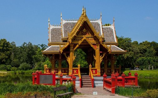 Buddhist temple at Tierpark Hagenbeck under a bright blue sky