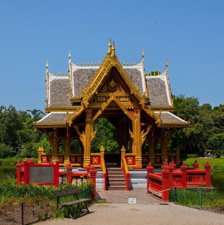 Buddhistischer Tempel im Tierpark Hagenbeck bei strahlend blauem Himmel