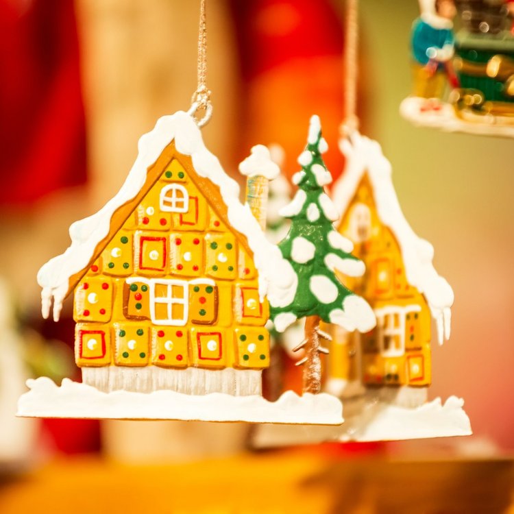 Weihnachtliche Häuschen aus Lebkuchen – festliche Dekoration auf dem Weihnachtsmarkt