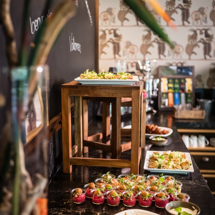 Exotisches Fingerfood-Buffet mit tropischer Dekoration im Park-Hotel Hagenbeck