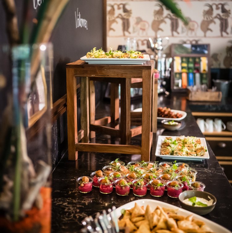Exotisches Fingerfood-Buffet mit tropischer Dekoration im Park-Hotel Hagenbeck