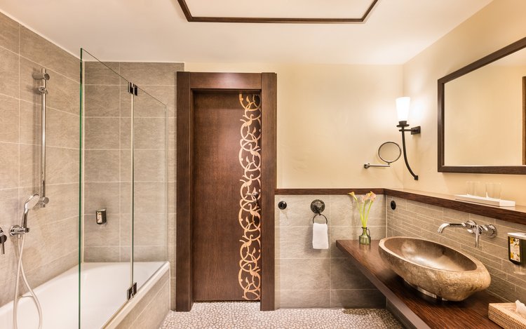 Exklusives Badezimmer im Park-Hotel Hagenbeck – Design trifft Funktionalität mit afrikanischem Flair