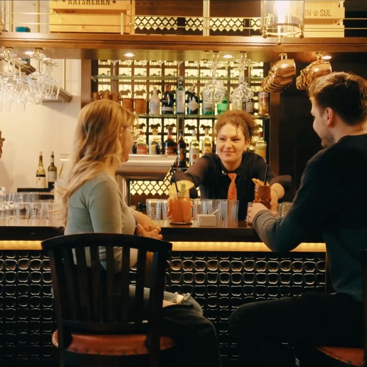 Gäste an der stilvollen Hotelbar im Park-Hotel Hagenbeck