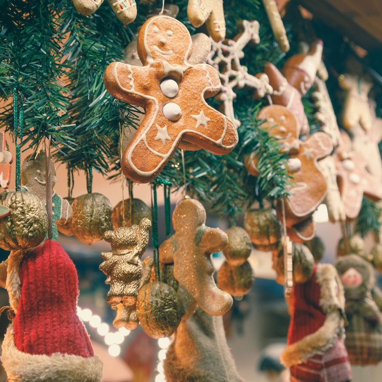 Weihnachtliche Dekorationen auf dem Hamburger Weihnachtsmarkt – kunstvoll verzierte Anhänger und Lebkuchenfiguren